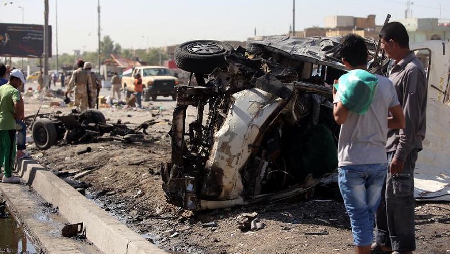 Des Irakiens se rendent sur les lieux d'un attentat à la bombe, le 29 juillet 2013 à Bagdad