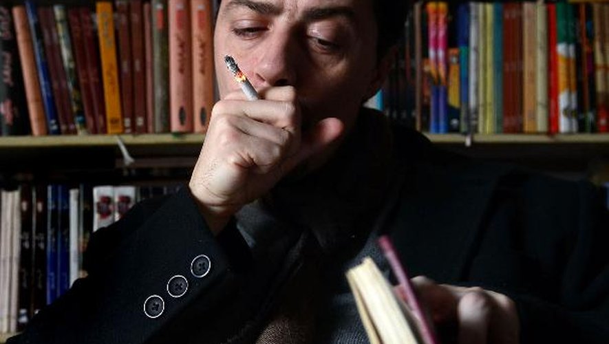 Julien Columeau fume une cigarette dans une librairie de Lahore au Pakistan, le 20 janvier 2014