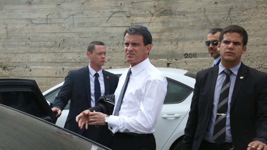 Manuel Valls après une visite au cimetière  Givat Shaul le 23 mai 2016 à Jérusalem