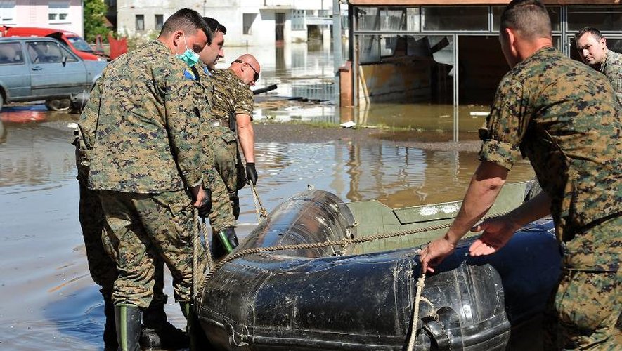 Des soldats bosniens engagés dans les opérations de sauvetage de la population dans la ville de Bosanski Samac, le 21 mai 2014, après le spires inondations depuis un siècle enregistrées dans la région