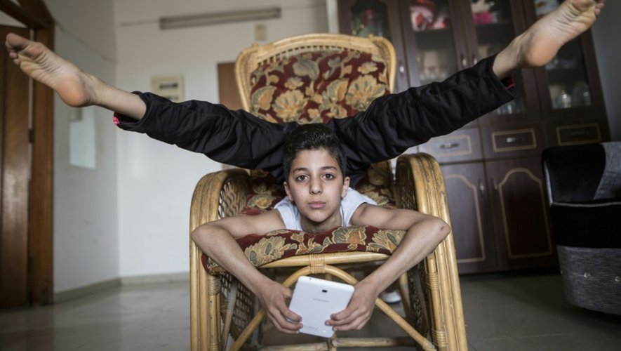 Mohammed al-Cheikh, 12 ans montre ses prouesses de contorsionniste chez lui à Gaza, le 2 mai 2016