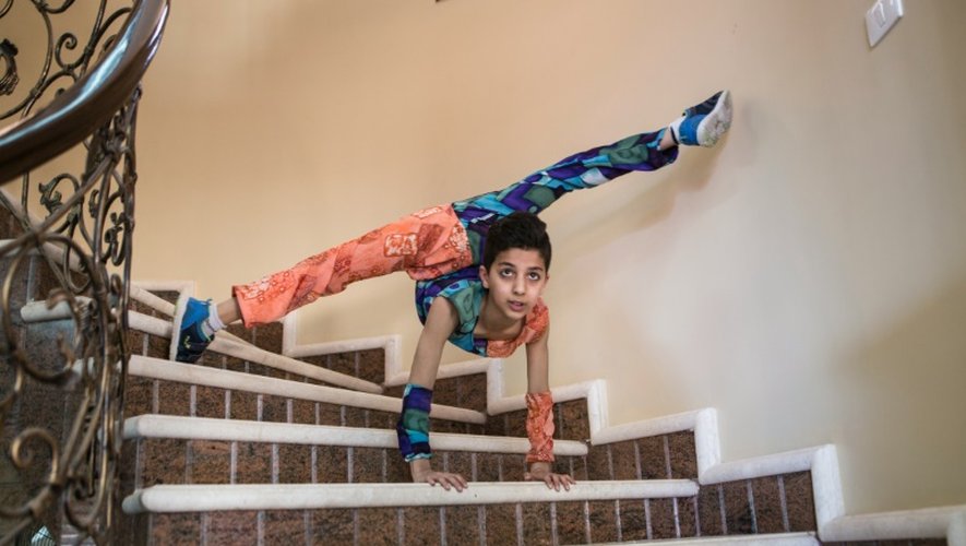 Mohammed al-Cheikh, 12 ans montre ses talents de contorsionniste dans un escalier à Gaza, le 28 avril 2016