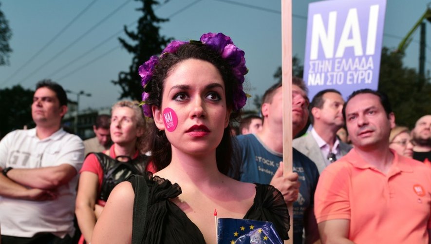 Une manifestante pour le oui au référendum, le 3 juillet 2015 à Athènes