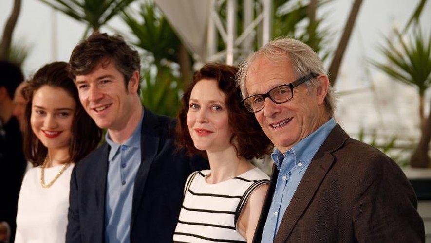 Le réalisateur Ken Loach et l'équipe du film "Jimmy's Hall"  à Cannes, le 22 mai 2014