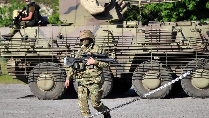 Un soldat ukrainien devant un véhicule blindé dans la région de Karkhiv le 21 mai 2014