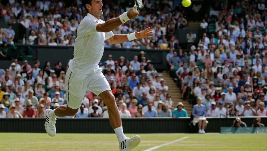 Le N.1 mondial Novak Djokovic face à l'Australien Bernard Tomic à Wimbledon, le 3 juillet 2015