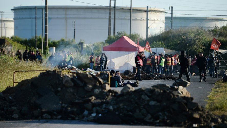 Des employés en grève bloquent l'accès à la raffinerie de Donges dans l'ouest de la France, le 23 mai 2016