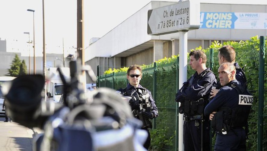 Des policiers devant l'immeuble de Souad Merah à Toulouse, le 22 mai 2014
