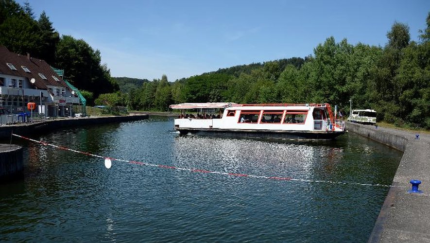 Un bateau fait demi-tour le 5 août 2013 devant le Plan incliné de Saint-Louis-Arzviller (Moselle), un ascenseur à bateaux sur le canal de la Marne au Rhin.