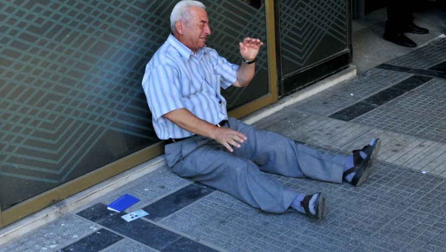 La détresse d'un retraité grec, le 3 juillet 2015 devant une banque à Thessalonique, au nord de la Grèce