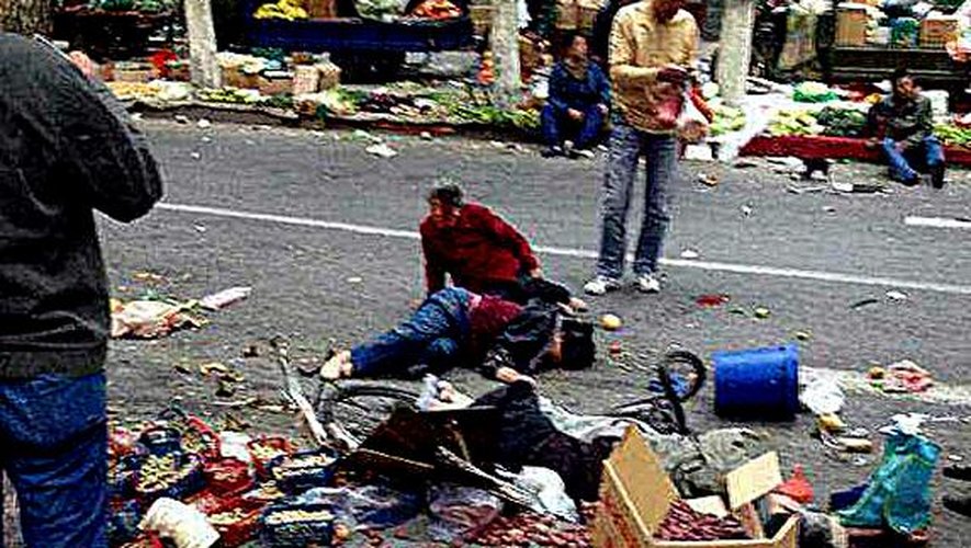 Des victimes de l'attentat à l'explosif qui a fait plus de trente morts et des dizaines de blessés sur la place du marché d'Urumqi dans la capitale du Xinjiang le 22 mai 2014
