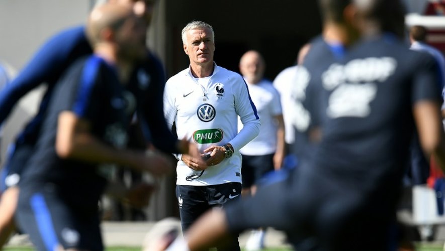 Le sélectionneur de l'équipe de France Didier Deschamps à l'entraînement à Biarritz le 20 mai 2016