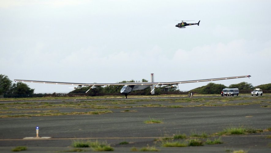 Solar Impulse 2 atterrit à l'aéroport de Kalaeloa à Hawaï, le 3 juillet 2015