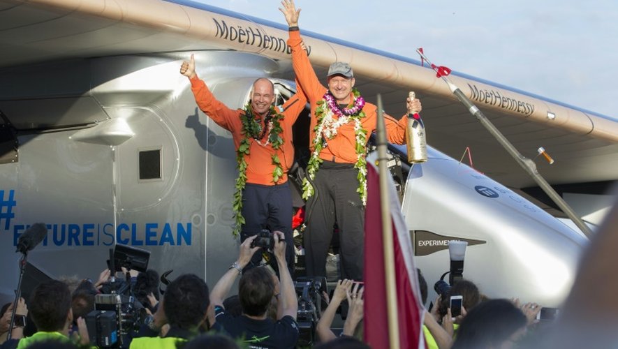 Les pilotes Bertrand Piccard (G) et André Borschberg célèbrent leur vol historique au-dessus de l'océan Pacifique à la seule énergie solaire de  l'avion Solar Impulse 2, le 3 juillet 2015 à Kalaeloa (Hawaï)