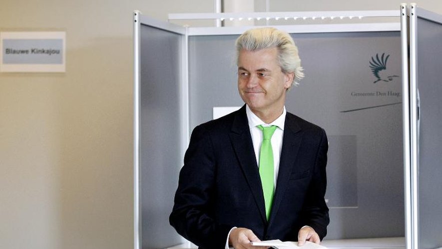 Le dirigeant du parti de la liberté néerlandais PVV, le populiste Geert Wilders en train de voter au scrutin européen du mardi 22 mai 2014 à La Haye
