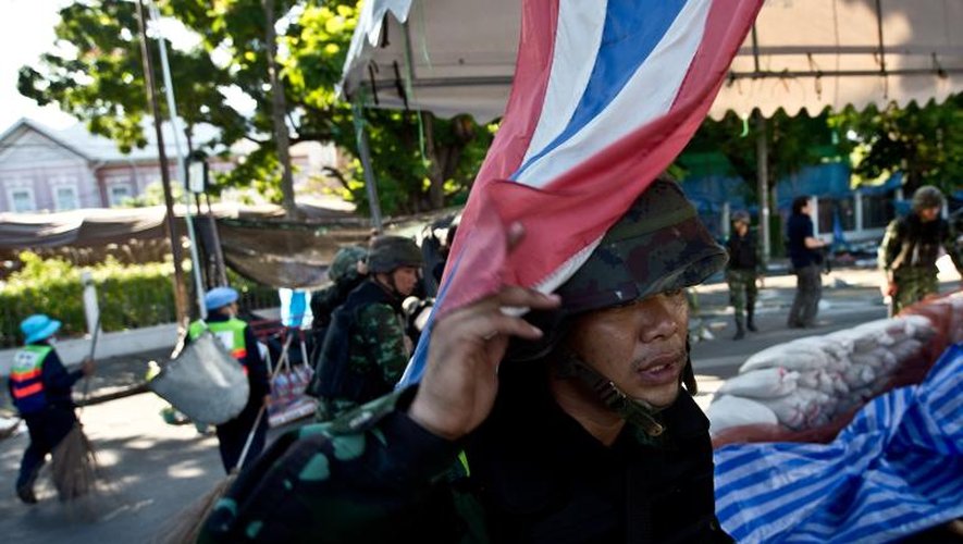 Des soldats de l'armée thai en train de repousser des manifestants anti gouvernementaux à Bangkok le 23 mai 2014 au lendemain de la proclamation d'un coup d'etat militaire et de l'établissement d'une loi martiale