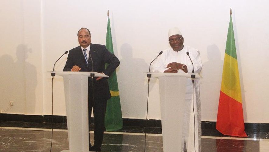 Le chef de l'Union africaine en exercice et président de la Mauritanie Mohamed Ould Abdel Azis lors d'une brève visite de quelques heures à Bamako le 22 mai 2014, aux côtés du président malien Ibrahim Boubacar Keita