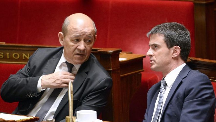 Jean-Yve Le Drian (g), ministre de la Défense, et Manuel Valls (d), Premier ministre, sur les bancs de l'Assemblée nationale juste après le remaniement ministériel, le 8 avril 2014