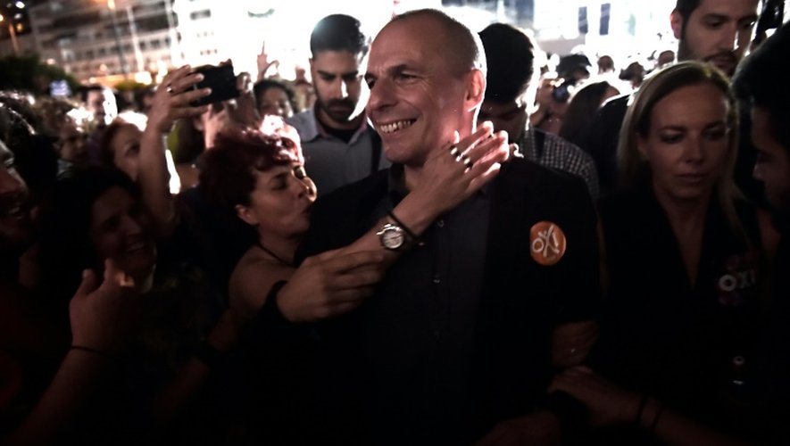 Le ministre des Finances Yanis Varoufakis est applaudi par les manifestants pour le non au référendum, le 3 juillet 2015 à Athènes