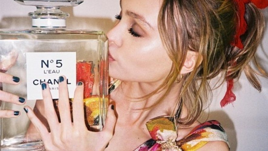 Lily Rose Depp et sa bouteille de parfum le Chanel n°5 L&#039;Eau