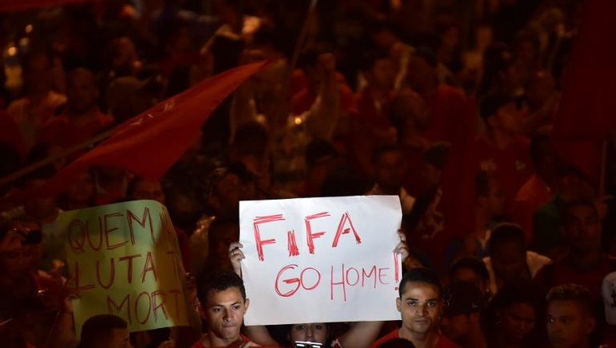 De nombreuses pancartes critiquaient l'organsiation de la coupe du monde de Football, comme ici "Fifa rentre chez toi", dans la manifestation de sans abris et membres des mouvements sociaux jeudi 22 mai 2014 à Sao Paulo au Brésil