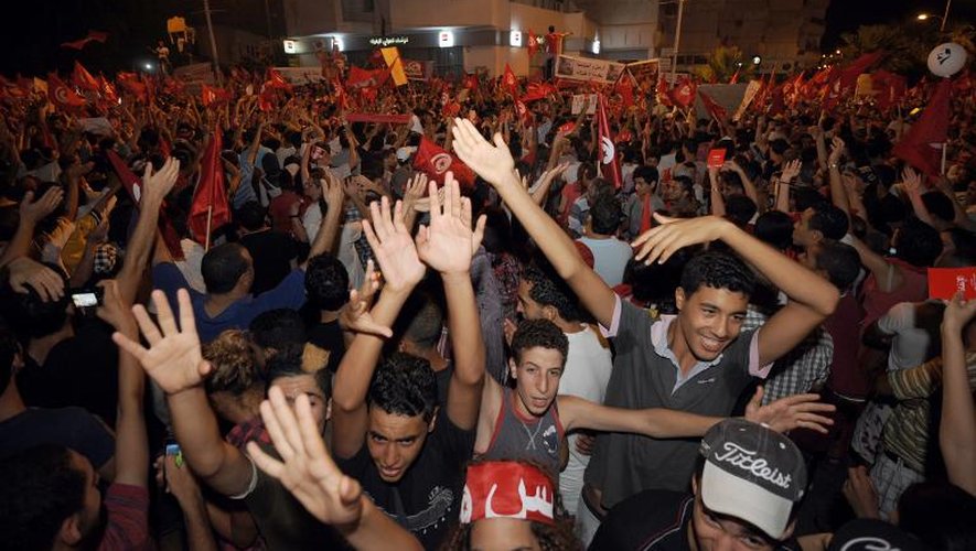 Des manifestants rassemblés devant l'Assemblée nationale constituante, le 6 août 2013 à Tunis