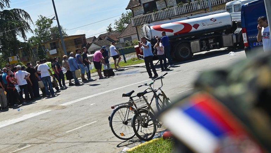 File d'attente pour de l'essence à Obrenovac en Serbie le 22 mai 2014