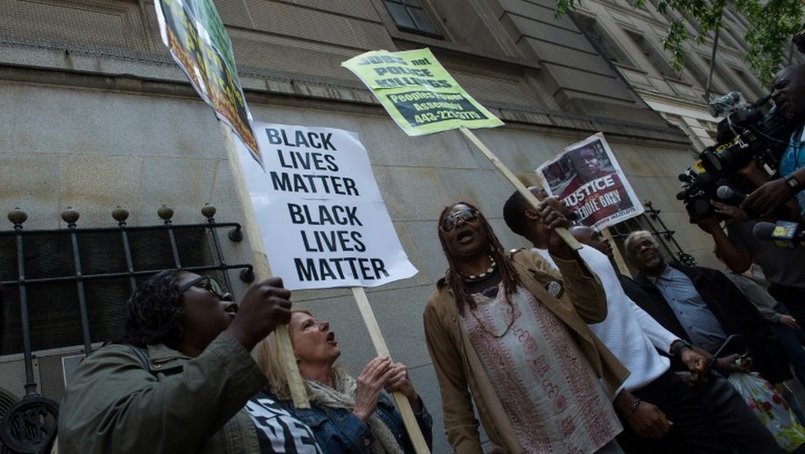 Des manifestants chantent en protestation contre l'acquittement d'un policer de Baltimore, dans l'affaire de Freddie Gray, mort en garde à vue l'an dernier, devant le tribunal de Baltimore dans le Maryland le 23 mai 2016