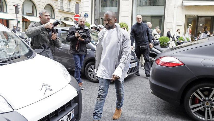 Le rappeur américain Kanye West dans les rues de Paris, le 22 mai 2014