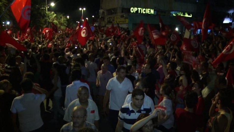 Crise en Tunisie: une foule d'opposants dans la rue