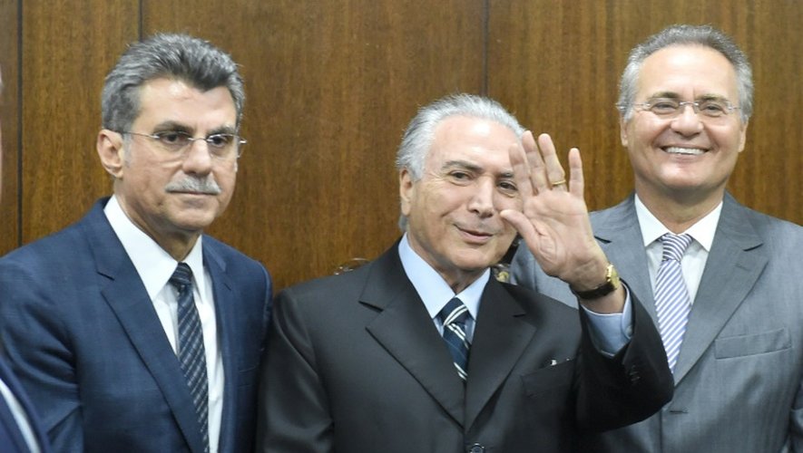 Le ministre de la Planification Romero Juca, le président par interim Michel Temer et le président du Sénat  Renan Calheiros le 23 mai 2016 à Brasilia