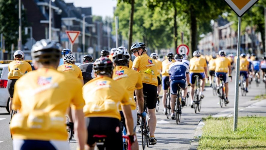 Des cyclistes découvrent la première étape du Tour de France à Utrecht le 28 juin 2015