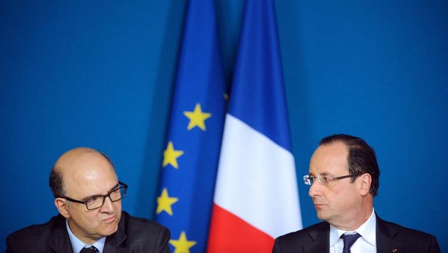Pierre Moscovici (g) et François Hollande (d), le 3 mai 2013 à Mamirolle (Doubs)