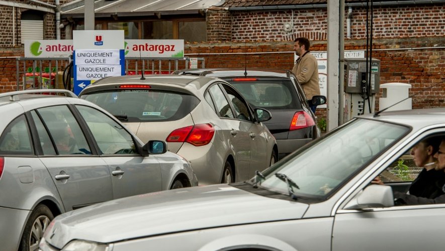 Des automobilistes font la queue dans une station-service d'Hazebrouck, dans le nord de la France, le 22 mai 2016