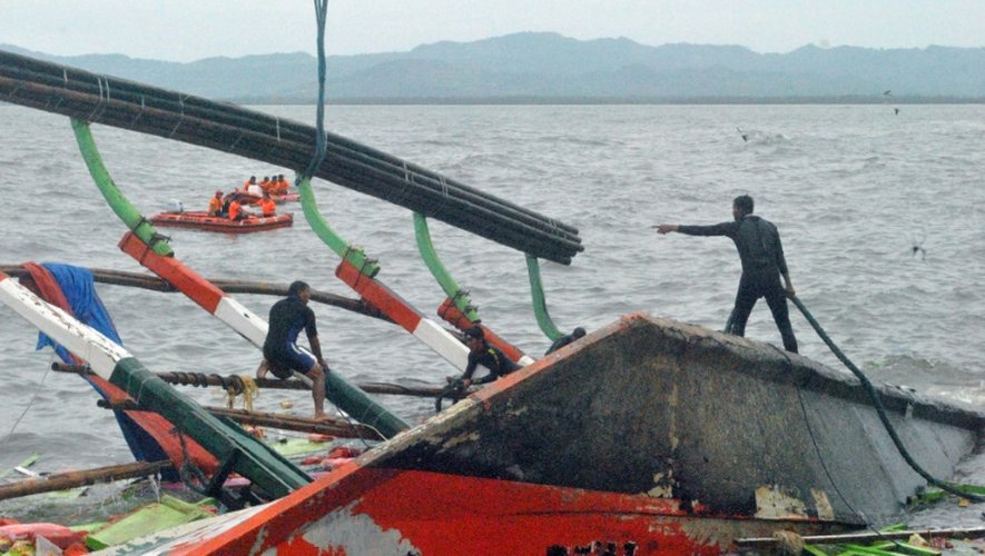 Des sauveteurs se préparent à relever l'épave du ferry naufragé à Ormoc, aux Philippines, le 3 juillet 2015