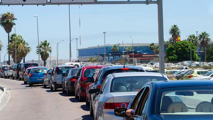 Des automobilistes font la queue à la frontière entre l'Espagne et Gibraltar, à La Linea de la Concepcion le 7 août 2013