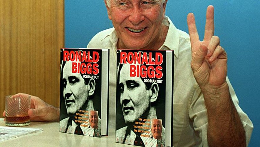 Ronnie Biggs présente son autobiographie lors d'une conférence de presse en janvier 1994 à Rio de Janeiro