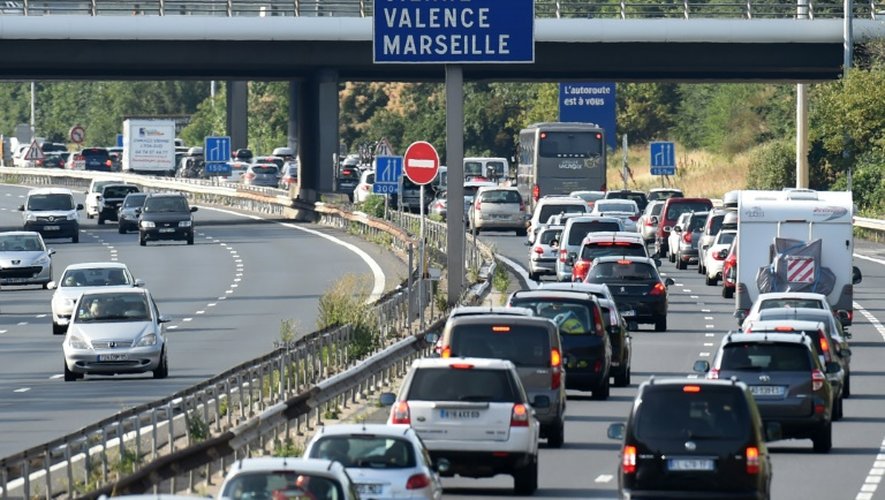Des automobilistes dans les bouchons sur l'A7 le 4 juillet 2015 entre Lyon et Vienne
