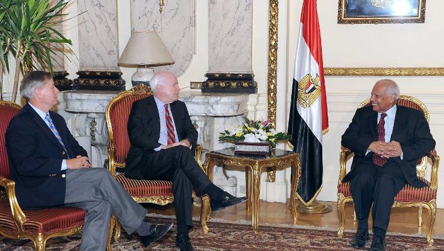 Photo fournie le 6 août 2013 par l'agence Middle East News (MENA) montrant le Premier ministre égyptien Hazem el-Beblawi (d) lors d'une rencontre avec les sénateurs américains John McCain (c) et Lindsey Graham (g), au Caire