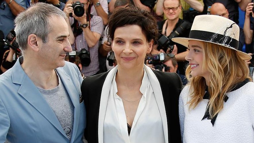 Le réalisateur français Olivier Assayas, les actrices française et américaine Juiette Binoche et Chloe Moretz présentent le film "Sils Maria" au 67e festival de Cannes, le 23 mai 2014