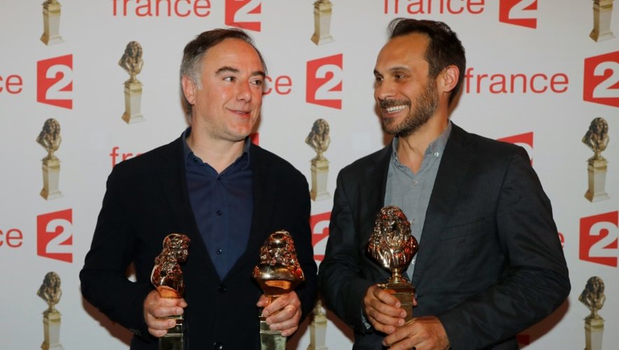 Les acteurs David Sighicelli et Yannick Choirat posent avec leur Molières reçus pour la pièce "Ca ira" de Joël Pommerat le 23 mai 2016 à Paris