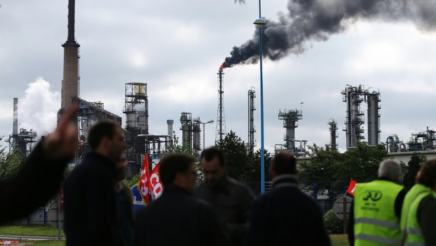 Des manifestants devant la raffinerie d'ExxonMobil le 24 mai 2016 à  Notre-Dame-de-Gravenchon