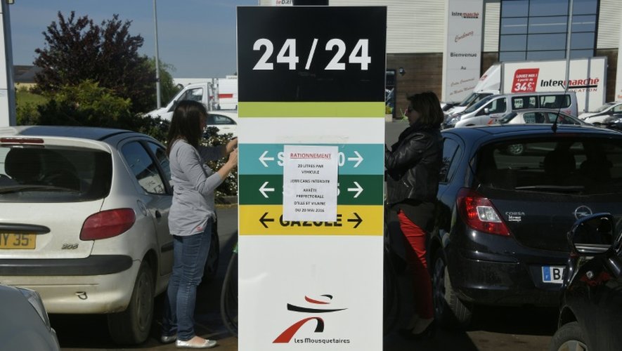 L'approvionnement en carburant rationnée à la pompe le 24 mai 2016 à Combourg dans l'ouest de la France
