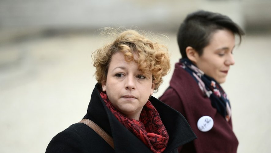Caroline Langlade et Maureen Roussel, survivantes des attaques du 13 novembre 2016 à leur arrivée le 21 mars 2016 à l'Elysée pour une réunion avec le président François Hollande