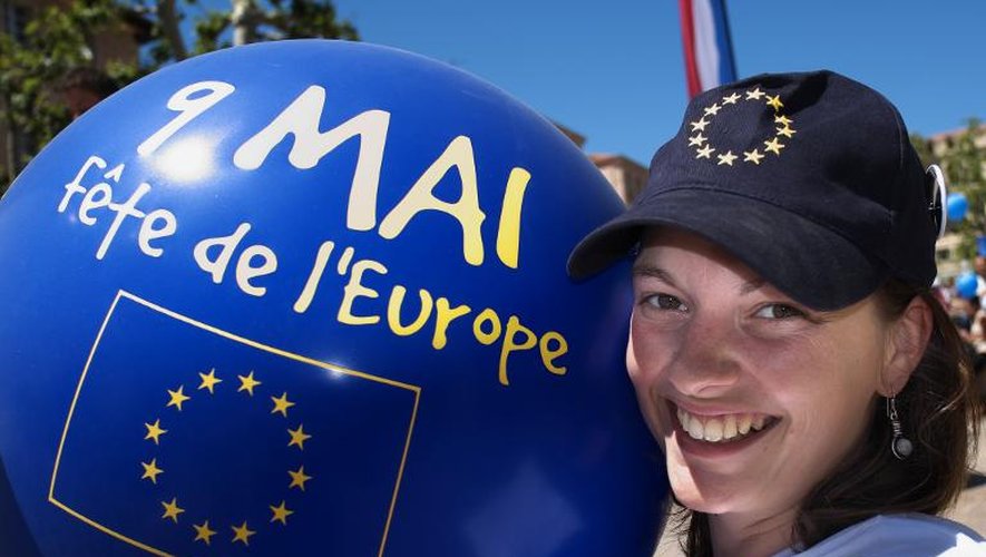 En France, une jeune femme euro-enthousiaste célèbre la fête de l'Europe le 9 mai 2014 à Marseille