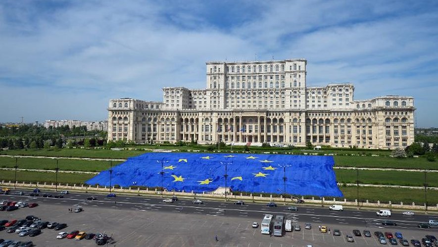 Un drapeau géant de l'Union Européenne déployé devant le parlement de Roumanie à Bucarest, le 9 mai 2013