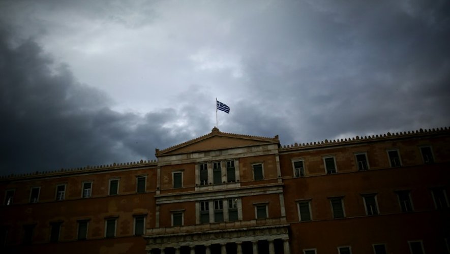 Un drapeau grec flotte au desssus du Parlement à Athènes, le 22 mai 2016