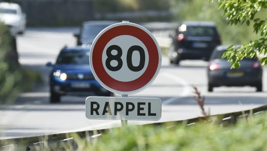Des voitures passent près d'un panneau de limitation de vitesse près de Valence le 2 juillet 2015
