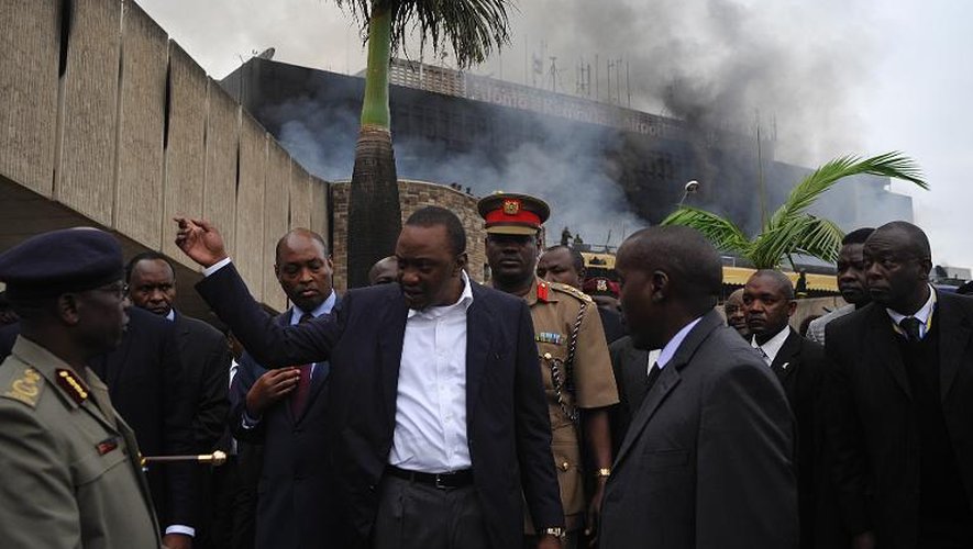 Le président kenyan Uhuru Kenyatta à l'aéroport international Jomo Kenyatta (JKIA) de Nairobi après un incendie, le 7 août 2013