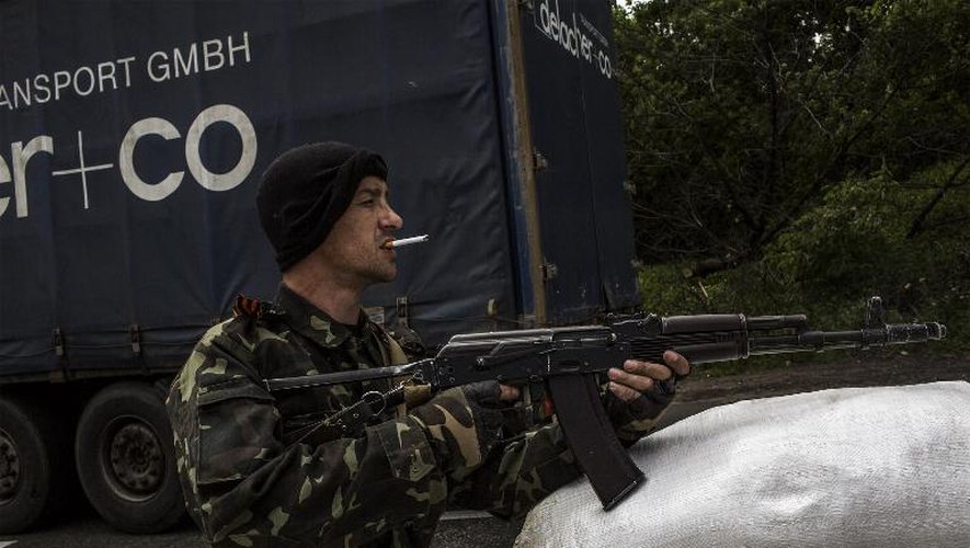 Un combattant pro-russe se tient devant un point de passage à Pisky (banlieue de Donetsk), le 23 mai 2014